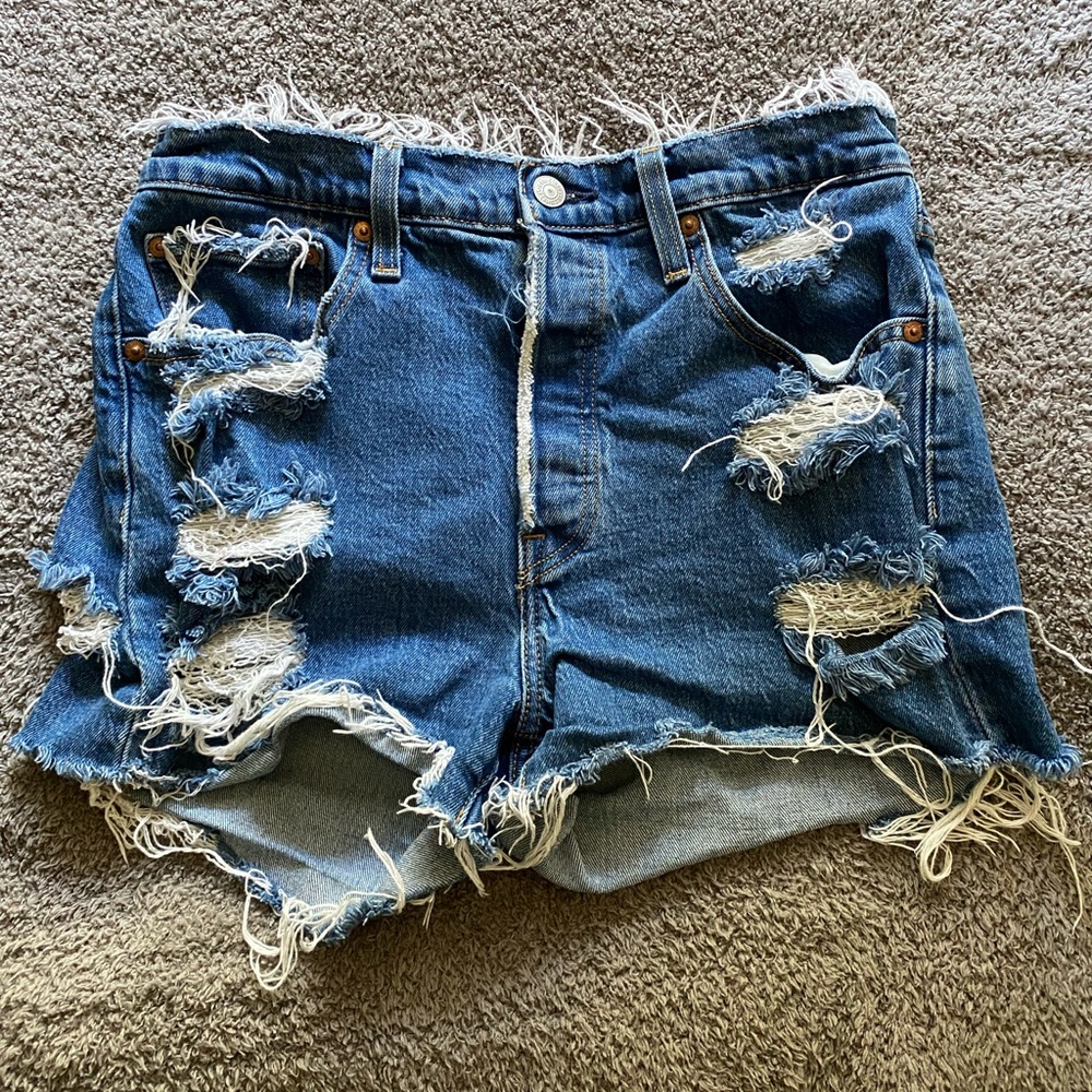 Womens Levi’s Distressed shorts